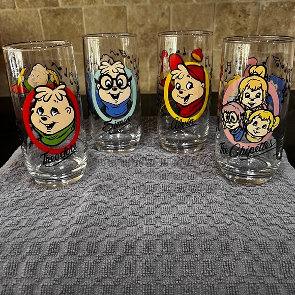 Other - Vintage set of 4 1985 Hardees Chipmunk Glasses